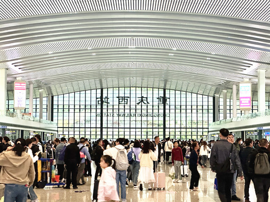 国庆假日期间，重庆西站出行旅客较日常有明显增多（雷雪伊 摄）_副本.jpg