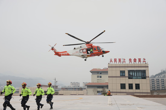 重庆市航空应急救援总队在万州中心开展直升机索降训练_副本.jpg