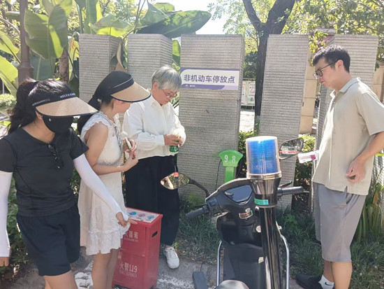检查御庭电动自行车集中充电桩周边消防设施设备情况_副本.jpg