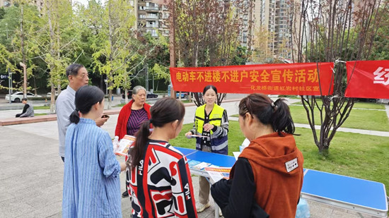 向居民群众宣传解读电动自行车全链条整治政策_副本.jpg