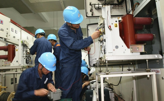 4、检修人员正在对配电房进行检修，检查交流接触器、热继电器是否工作正常，电容柜熔刀的熔断器芯是否熔断，绝缘线路是否存在漏电情况等等，并记录形成巡检记录。_副本.jpg