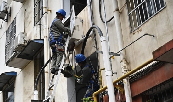3、根据智能预警，发现智能断路器已经损坏，维修人员现场进行更换。_副本.jpg