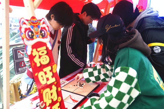 旅客在新春集市里参加各项有趣活动 魏伟 摄_副本.jpg