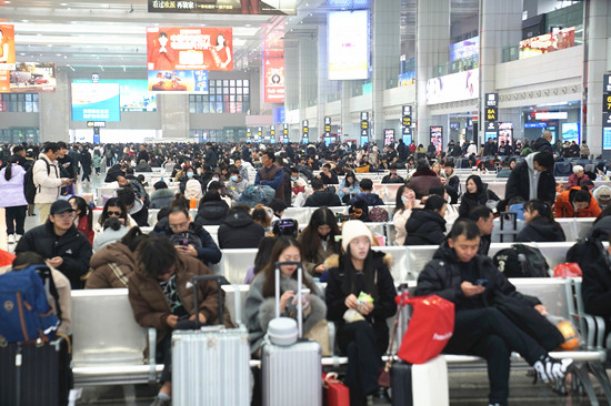 图为重庆北站候车厅旅客正在有序候车（汪亮 摄）.jpg
