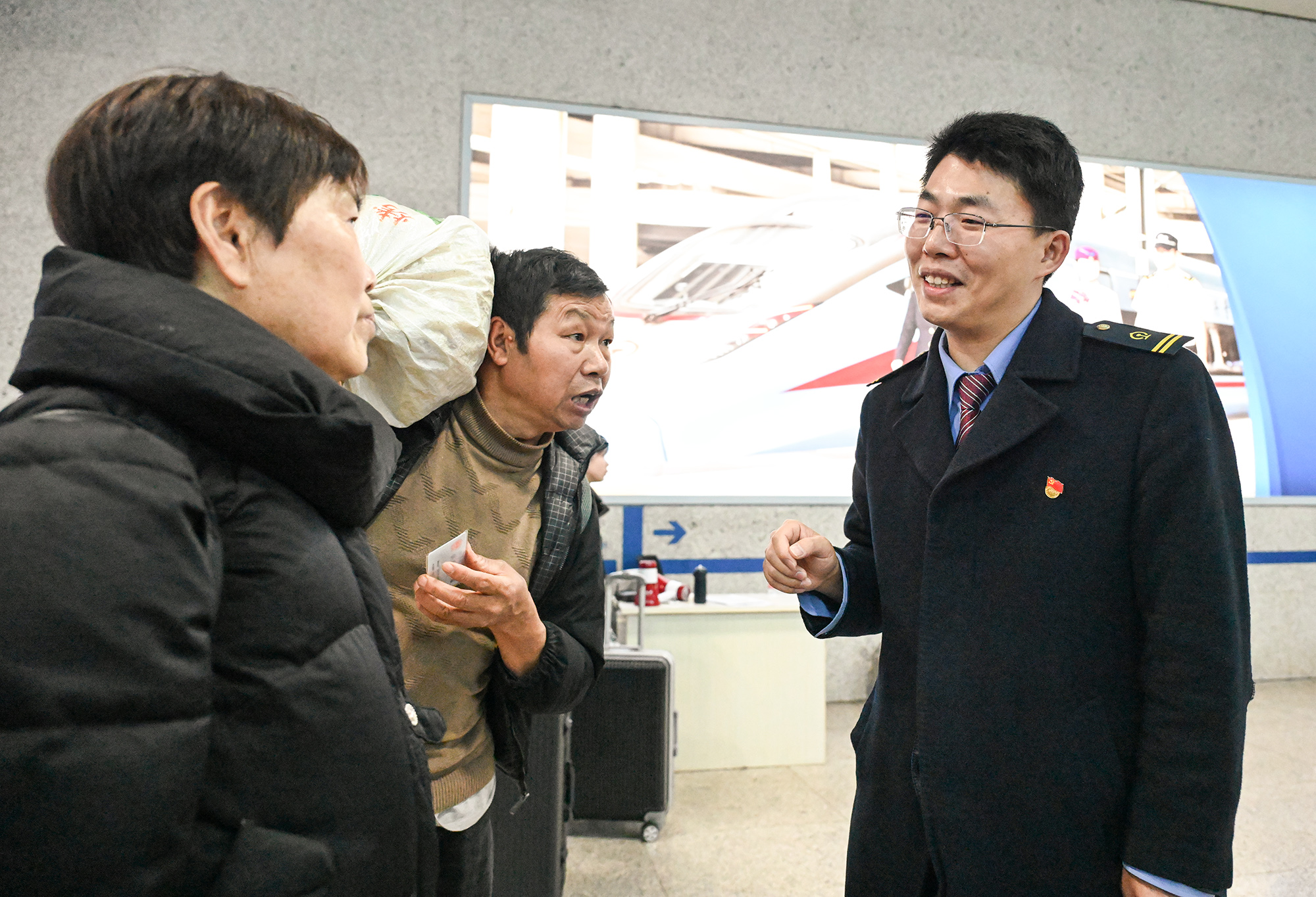 5.铁路工作人员微笑服务旅客（汪彦彤 摄）.jpg