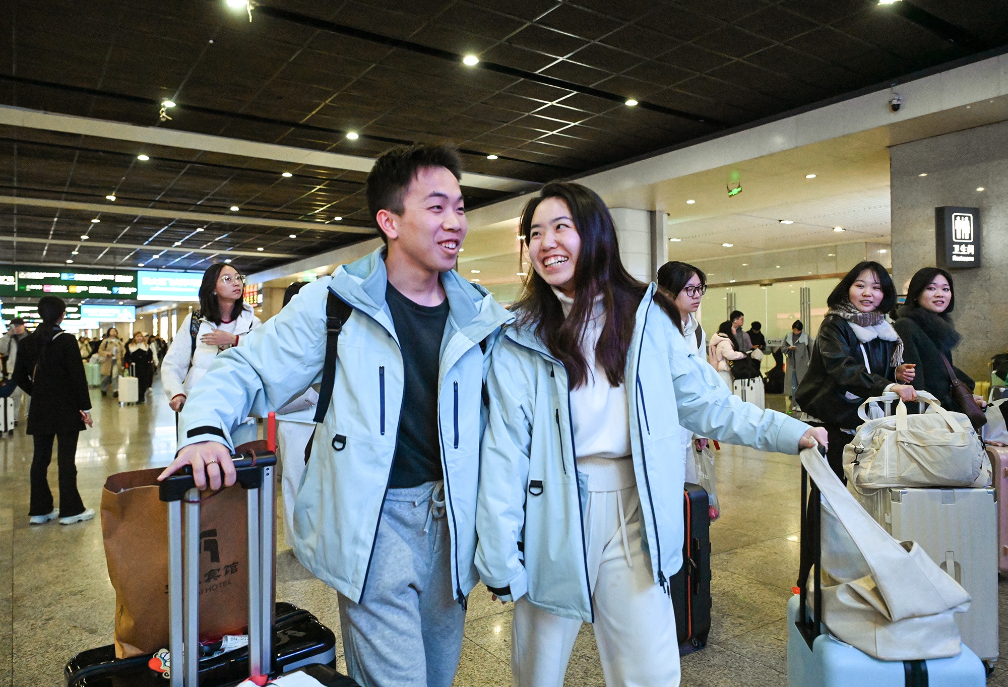 从外地旅行归来的幸福情侣（汪彦彤 摄）_副本.jpg